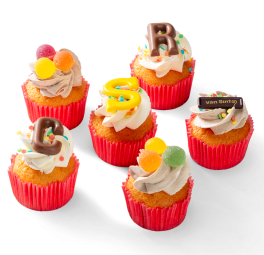 Sinterklaas cupcakes met chocoladeletters, roomtoefjes, sprinkels en kleurrijke tumtums 