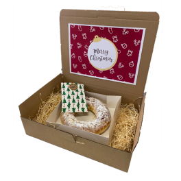Feestdagenbox met 500 gram roomboter amandelkrans, theezakje en Merry Christmas verpakking.