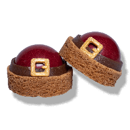 Kerstmannenbuik gebak met sloffenbodem, rode glanslaag, chocoladeriem en gouden gesp van marsepein.
