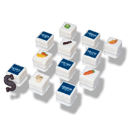 Sinterklaas petit fours met fondant, vanillecake, crème, bessenmousse en feestelijke decoratie
