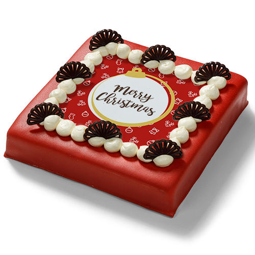 Rode kerst marsepeintaart met slagroomtoefjes, chocoladedecoratie en Merry Christmas print.