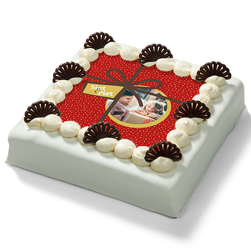 Sinterklaas marsepeintaart met lichte marsepeinlaag, foto, roomtoefjes en chocoladedecoraties