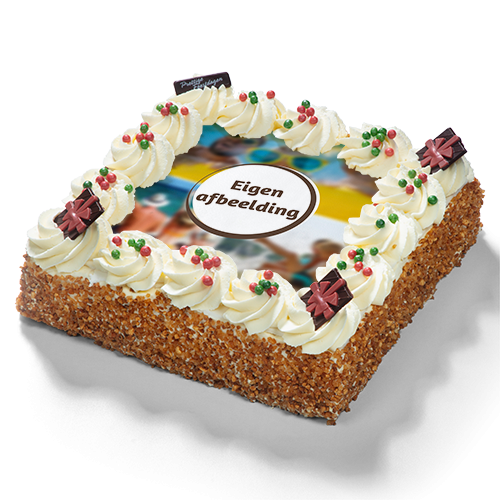 Kerst Cadeau slagroomtaart met hazelnootkrokant, slagroomtoefjes, chocoladecadeautjes en logo.