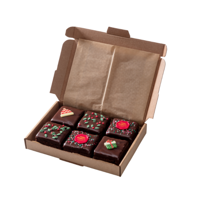 Kerst brownies van pure chocolade met kerstdecoratie, verpakt in cadeaudoos met logo-optie.