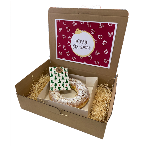 Feestdagenbox met 500 gram roomboter amandelkrans, theezakje en Merry Christmas verpakking.