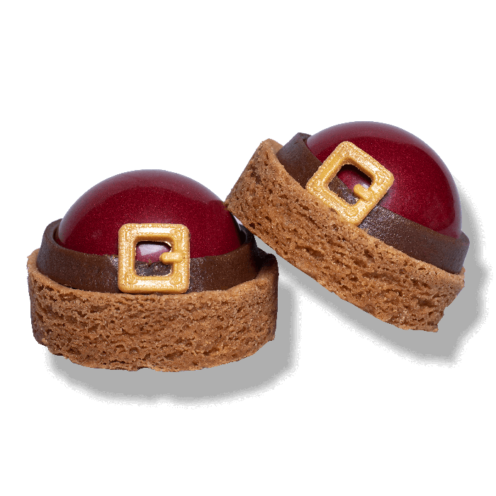Kerstmannenbuik gebak met sloffenbodem, rode glanslaag, chocoladeriem en gouden gesp van marsepein.