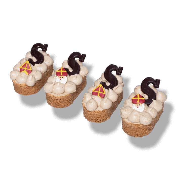 Sinterklaas stoomboot gebakjes met amandelspijs, speculaas crème, chocoladeletter en Sint decoratie