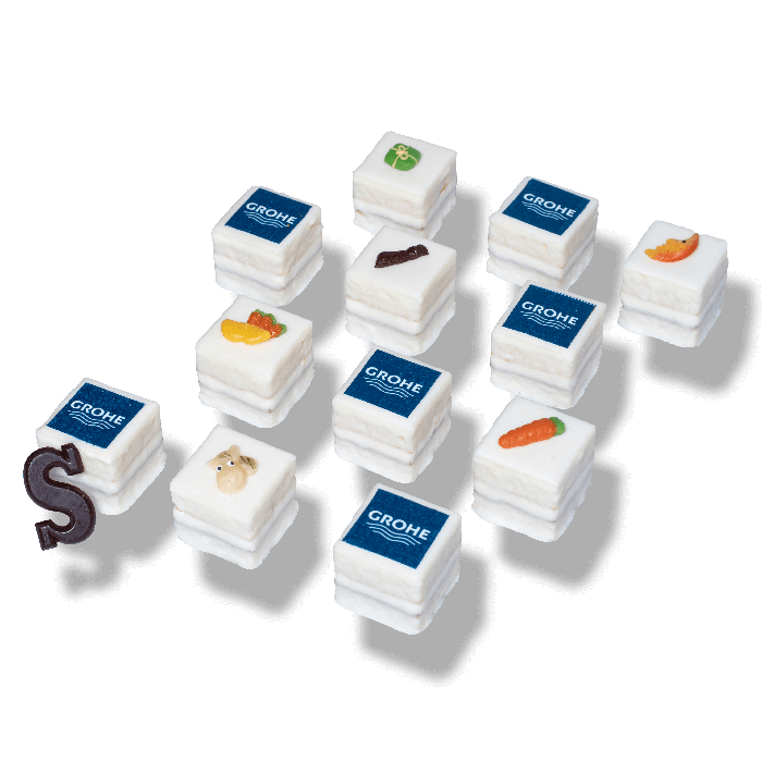 Sinterklaas petit fours met fondant, vanillecake, crème, bessenmousse en feestelijke decoratie